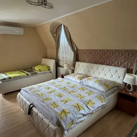 Sarga-kek Haz Homestay Vonyarcvashegy